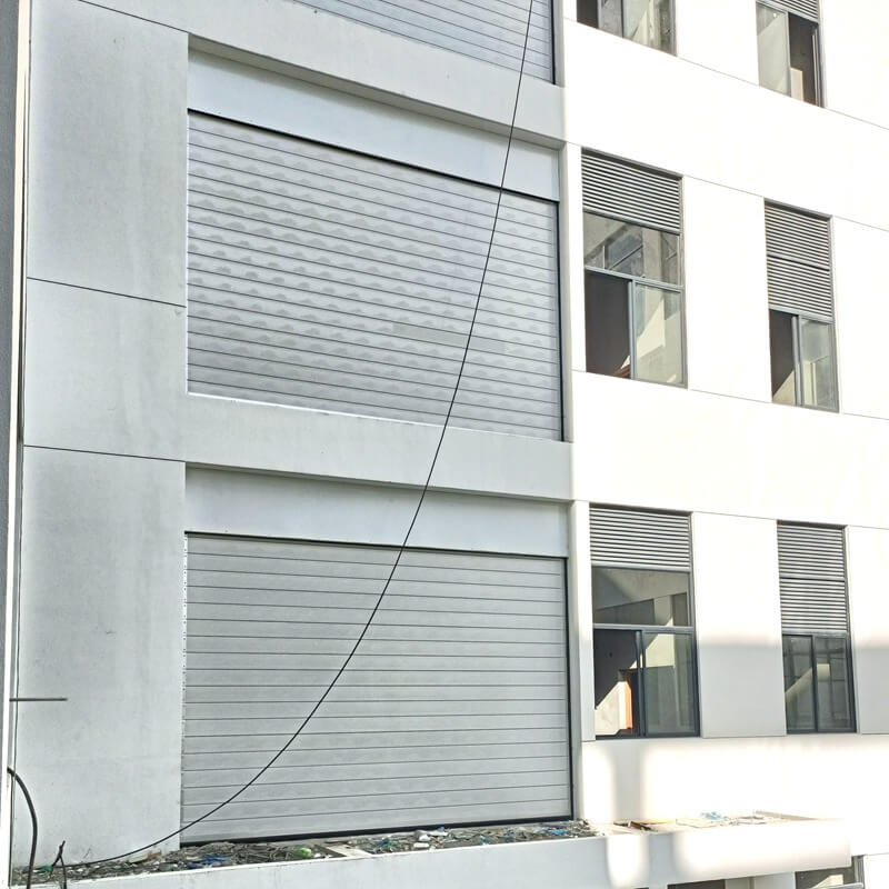 为何设备吊装口应优先选择提升门而非卷帘门插图2 为何设备吊装口应优先选择提升门而非卷帘门插图2