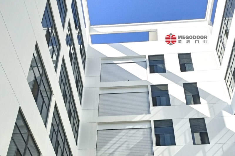 为何设备吊装口应优先选择提升门而非卷帘门插图 为何设备吊装口应优先选择提升门而非卷帘门插图