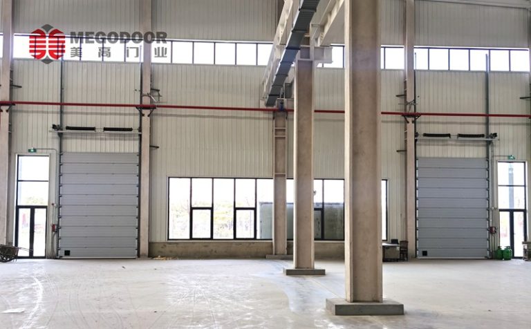 智能屏障，高效生产：上海汽车零部件制造商选用快速保温提升门的战略价值缩略图