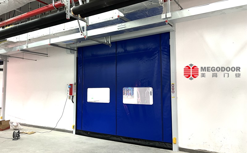 高性能工业PVC快速卷帘门：上海厂房智能隔离解决方案缩略图
